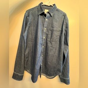 *New with tags*- GAP Mens denim-style button down shirt. Mens size Medium, Blue.